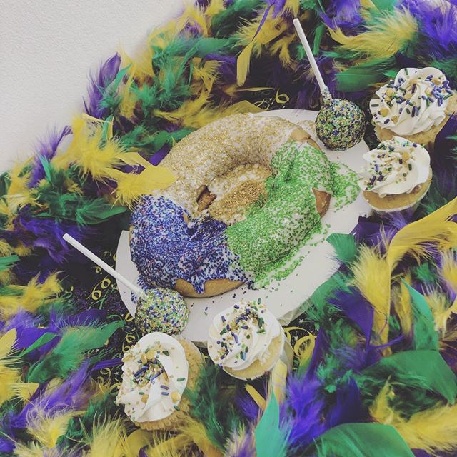 Throw on some beads and celebrate like you are in New Orleans! I know I wish I was!! Come by and get cupcakes, macarons, and cake pops dressed for the occasion! Or just grab yourself a Classic Homemade King Cake! #alleycakes #madefromscratch #madewithlove #beachesdessertplace #mardigras2019 #fattuesday